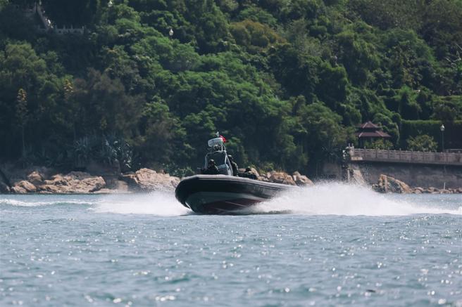 陸軍兩棲偵察連實施海上近岸偵蒐作為，迅速操駕成功艇向目標區挺進。（記者袁銘駿攝）