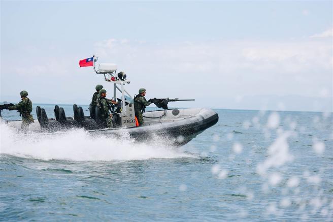 陸軍兩棲偵察連確實掌握近岸海上目標，應對各式灰色地帶行動態樣，眾志齊心共維國家安全。（記者袁銘駿攝）