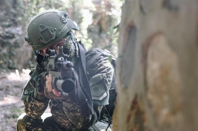 陆军马祖防卫指挥部步兵营于「汉光40号演习」实兵演练期间实施平封战启据点开设暨一、三、五类整补作业。（记者袁铭骏摄）