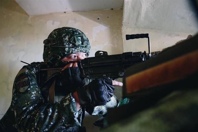 官兵依令机动开设据点及后勤整补作业，并完成兵火力部署。（记者袁铭骏摄）