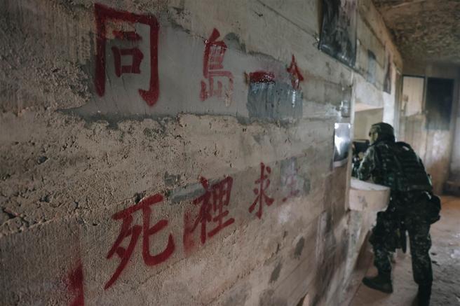 据点开设完毕后，官兵随即进入战斗射击位置。（记者袁铭骏摄）