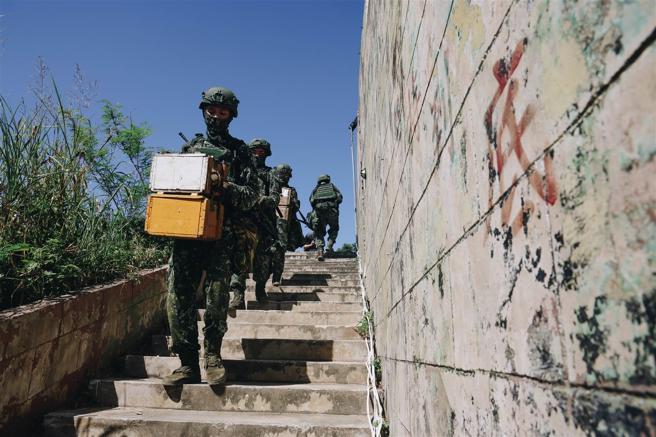 官兵在艳阳下完成一、三、五类各项整补，完成据点开设。（记者袁铭骏摄）