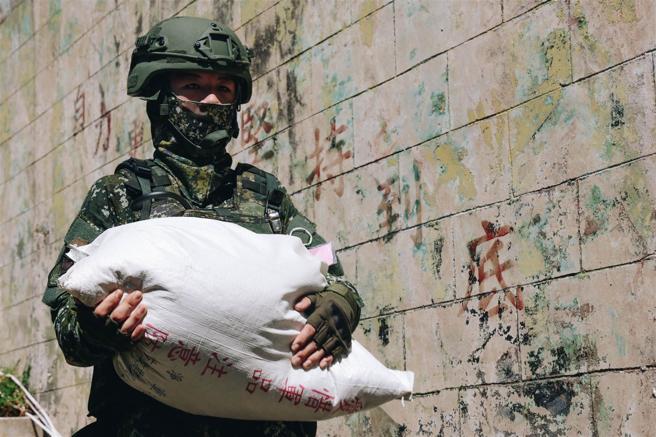 官兵在艳阳下完成一、三、五类各项整补，完成据点开设。（记者袁铭骏摄）