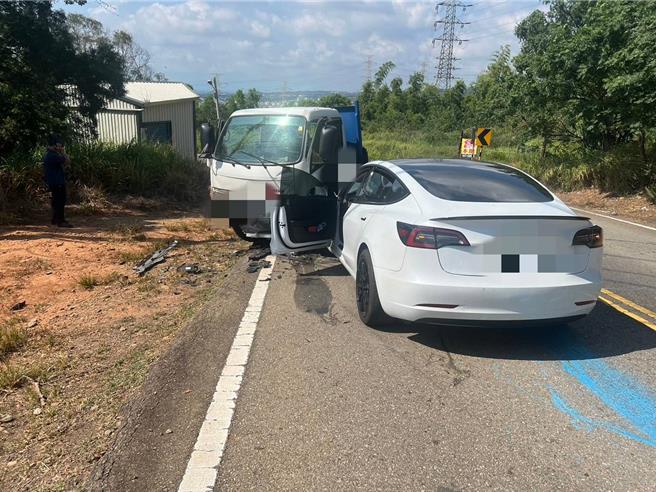 台中市27歲詹姓男子22日下午約2點半駕駛特斯拉行經龍井區中沙路，疑因未減速不慎越線撞上對向大貨車，不僅引擎蓋被撞到翻起，詹男與兩名乘客也掛彩，送醫後無礙。（民眾提供／潘虹恩台中傳真）
