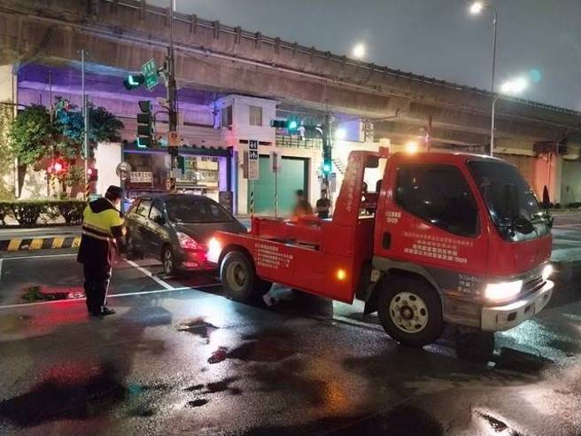 台北市水利工程处于明（23日）下午4时起，将执行疏散门「只出不进」管制措施。台北市警局将于管制措施实施后的4小时内，对违规停车的车辆展开拖吊作业。（翻摄画面）