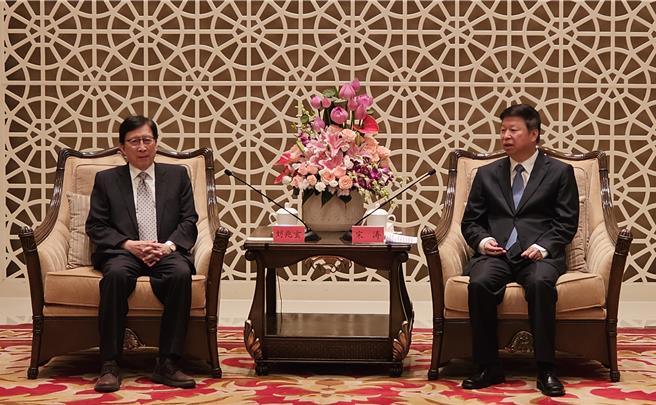 大陆国台办主任宋涛（右）会见两岸企业家峰会台方理事长刘兆玄（左），并表示会发挥刚结束的三中全会精神，为台胞在大陆提供更多机遇。（吴泓勋摄）