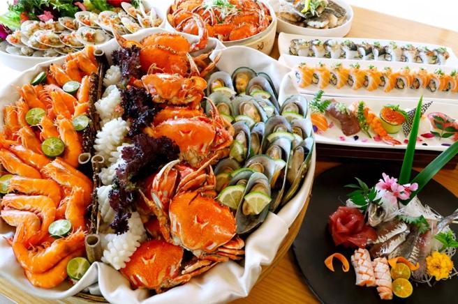 Red Bull Showrun封街賽車展演9／28台中七期登場，日月千禧酒店舉辦餐飲消費滿額抽門票活動，為展演預熱。（圖／日月千禧提供）