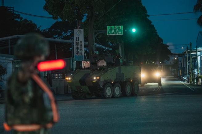 陸軍機步269旅聯兵3營22日實施夜間機動，派遣CM33、CM34裝步戰鬥車、CM11戰車及CM23迫砲車等各式車輛，機動前往戰術位置進行戰力保存，驗證夜間作戰能量。（記者陳彥陵攝）