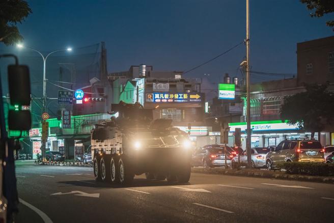 陸軍機步269旅聯兵3營22日實施夜間機動，派遣CM33、CM34裝步戰鬥車、CM11戰車及CM23迫砲車等各式車輛，機動前往戰術位置進行戰力保存，驗證夜間作戰能量。（記者陳彥陵攝）