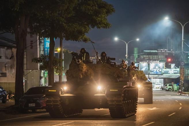 陸軍機步269旅聯兵3營22日實施夜間機動，派遣CM33、CM34裝步戰鬥車、CM11戰車及CM23迫砲車等各式車輛，機動前往戰術位置進行戰力保存，驗證夜間作戰能量。（記者陳彥陵攝）