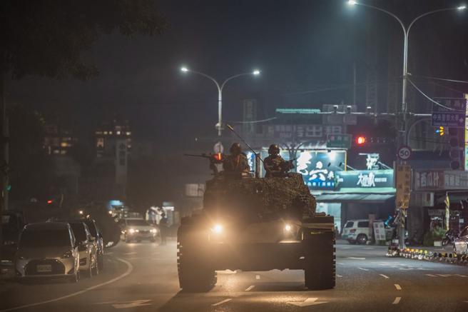 陸軍機步269旅聯兵3營22日實施夜間機動，派遣CM33、CM34裝步戰鬥車、CM11戰車及CM23迫砲車等各式車輛，機動前往戰術位置進行戰力保存，驗證夜間作戰能量。（記者陳彥陵攝）