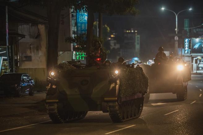陸軍機步269旅聯兵3營22日實施夜間機動，派遣CM33、CM34裝步戰鬥車、CM11戰車及CM23迫砲車等各式車輛，機動前往戰術位置進行戰力保存，驗證夜間作戰能量。（記者陳彥陵攝）