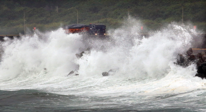 氣象粉專預測凱米颱風可能自宜蘭或東北角登陸，暴風圈將籠罩全台一整天。（資料照／范揚光攝）