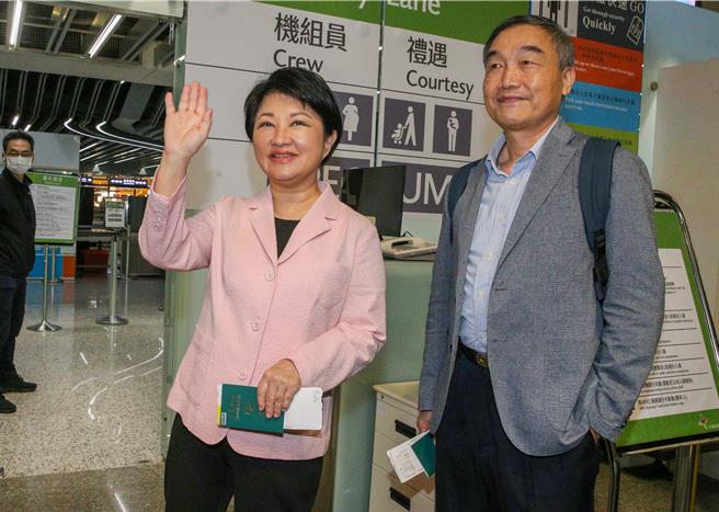 台中市长卢秀燕22日晚间率团启程访美，她表示这是她上任五年多来第一次访美，行程主要是拜访姐妹市、参访高科技产业，拜访台中在美打拼的台商与宣慰在美侨胞，她也指出因访美期间轻度颱风「凯米」持续逼近台湾，也密切观察颱风动向，「如有必要，会在第一时间返台。」（陈麒全摄）