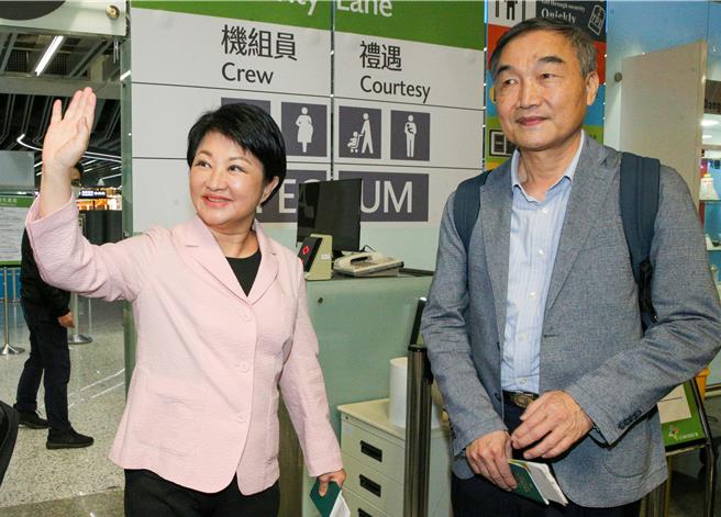 台中市长卢秀燕22日晚间率团启程访美，她表示这是她上任五年多来第一次访美，行程主要是拜访姐妹市、参访高科技产业，拜访台中在美打拼的台商与宣慰在美侨胞，她也指出因访美期间轻度颱风「凯米」持续逼近台湾，也密切观察颱风动向，「如有必要，会在第一时间返台。」（陈麒全摄）