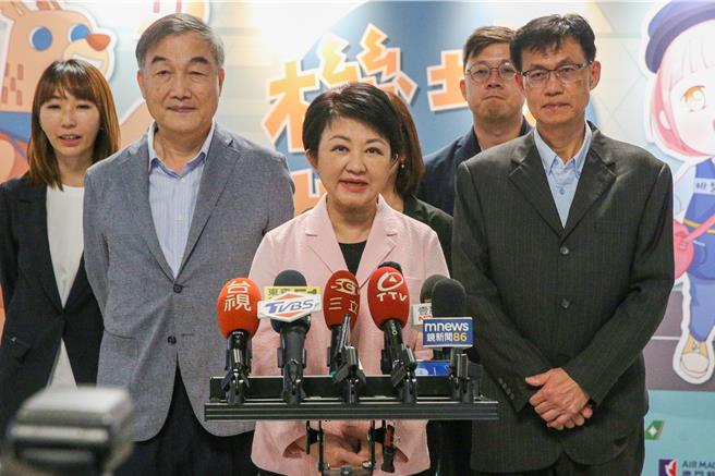 台中市长卢秀燕22日晚间率团启程访美，她表示这是她上任五年多来第一次访美，行程主要是拜访姐妹市、参访高科技产业，拜访台中在美打拼的台商与宣慰在美侨胞，她也指出因访美期间轻度颱风「凯米」持续逼近台湾，也密切观察颱风动向，「如有必要，会在第一时间返台。」（陈麒全摄）