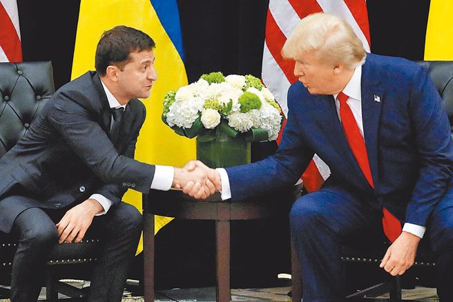 美国前总统川普(右)与乌克兰总统泽伦斯基(左)通话，承诺上任后将终结俄乌战争。（路透）