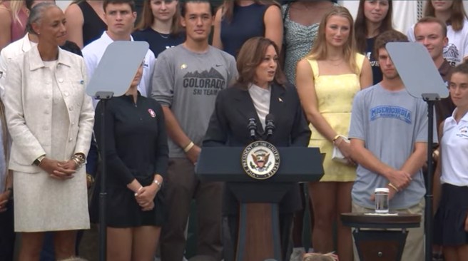  賀錦麗哈在白宮南草坪發表講話，名義是向 2023-24 賽季的 NCAA 冠軍隊致敬，實際上是自己競爭總統的起身砲。(圖/The White House
)