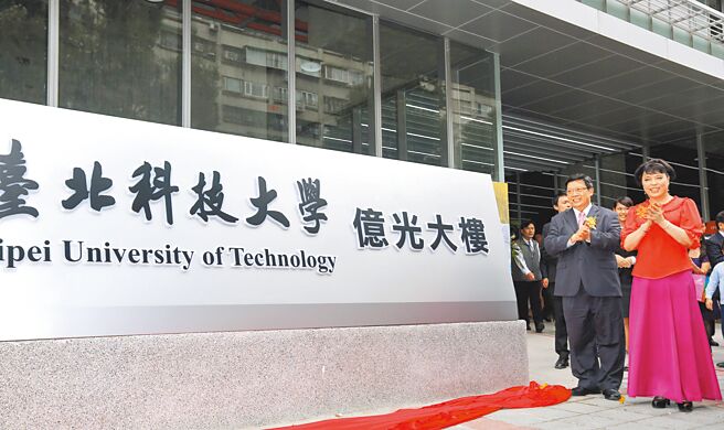 葉寅夫與夫人致力公益活動，並於2011年自掏腰包1億元，捐贈母校台北科技大學億光樓。