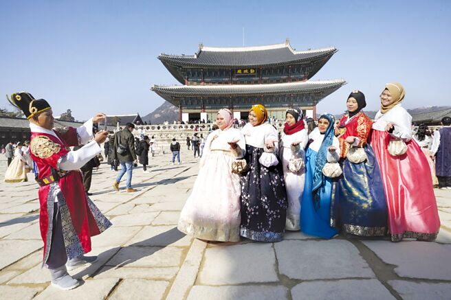 韓國以一現代一傳統，推動韓國文化產業的快速提升，一直到今天的局面。圖為韓國旅遊。（圖╱美聯社）