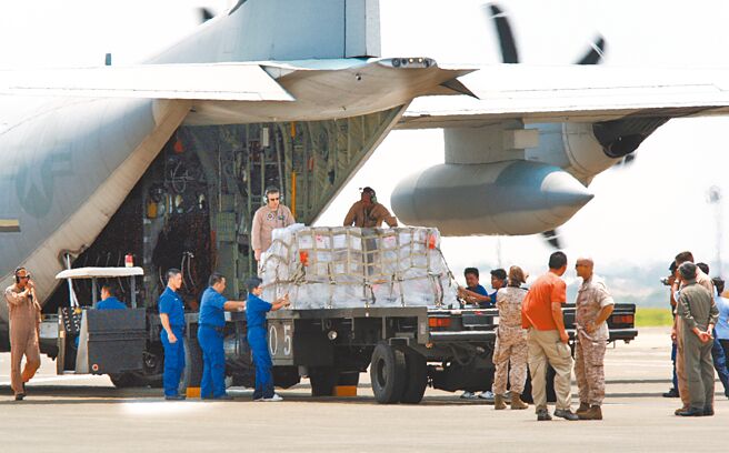 台海若有战事，能源、粮食与武器装备等物资安全送达极为重要。图为2009年美国空军C-130运输飞抵台南空军基地，卸下莫拉克风灾救援物资。（本报资料照片）