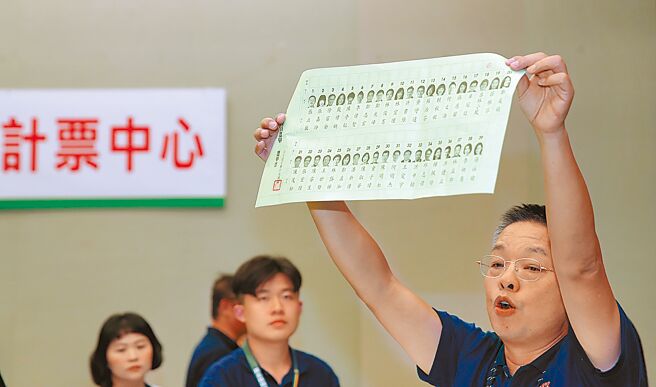 民进党第21届第1次全国党代表大会21日在台北市召开，随后进行中执委与中评委选举，根据开票结果，遭正国会除名的立委陈亭妃拿下第一高票，而新潮流拿下9席中执委成为最大赢家，正国会挫败仅拿下3席。（黄世麒摄）