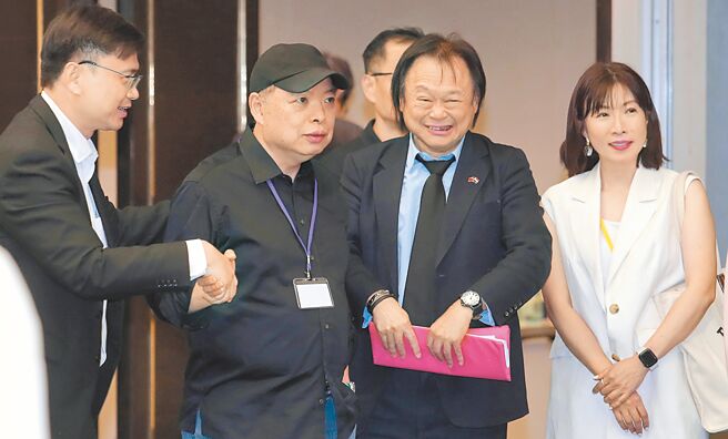 民进党前台北市党部主委黄承国（左二）在中常委当选人、立委王世坚（右二）陪同下现身投开票现场。（黄世麒摄）