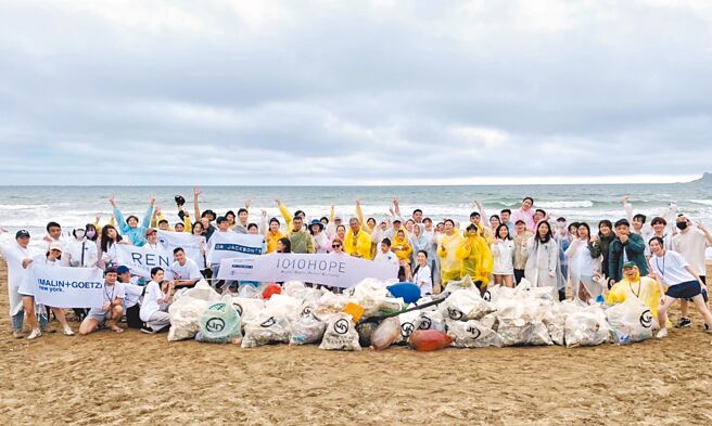 毒物专家认为，微塑胶对人体危害仍是未知数，民团则呼吁源头减塑。图为今年6月举行的1010 HOPE净滩行动，清除288.5公斤海洋废弃物。（10/10提供／黄唯淯台北传真）
