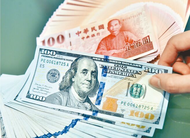 美国「可能」9月降息，各银行祭优惠；最高喊出年息10％。图为换匯示意图。（本报资料照片）