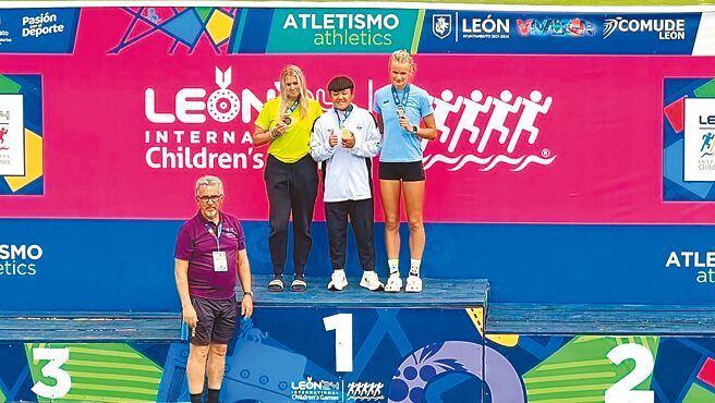 花莲县玉里国中学生周苡蓁（右二）在国际少年运动会田径女子铅球项目掷出13公尺72佳绩，摘下金牌。（花莲县政府提供／罗亦晽花莲传真）