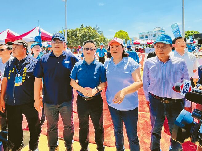 海基会副董事长兼秘书长罗文嘉（前排右三）21日出席「金厦泳渡」开幕典礼，与国民党立委陈玉珍（前排右二）针对两岸团客开放议题短暂争论。（海基会提供）