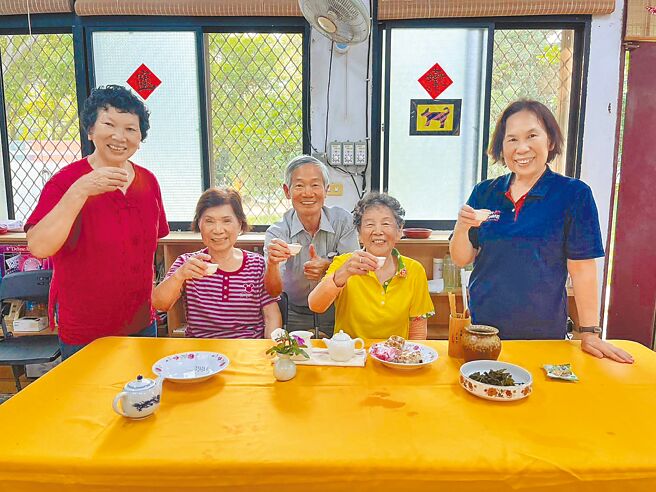 新竹市共餐據點2024年首次舉辦「茶藝美學」課程，開啟長者五感體驗。（新竹市政府提供／陳育賢新竹傳真）