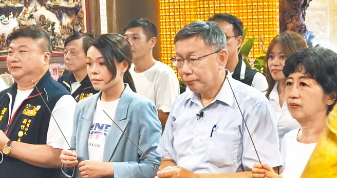 在新竹市長高虹安（左二）助理費官司即將於24日宣判前夕，民眾黨主席柯文哲（右二）21日回到新竹市連續到3間廟宇參香還願，外界解讀柯是以實際行動力挺高虹安。（陳育賢攝）