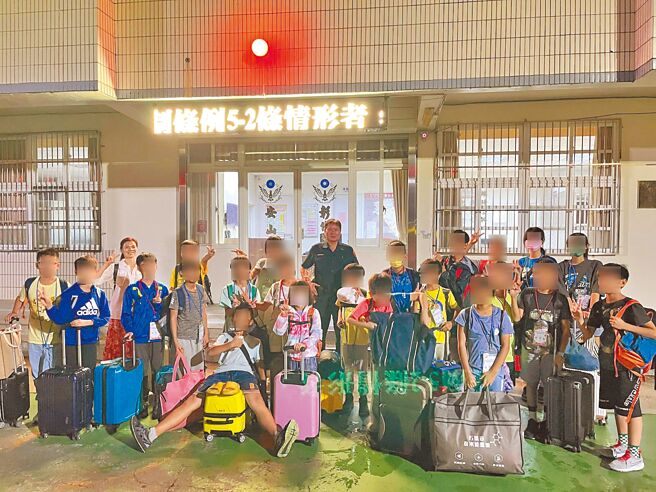 彰化縣芬園鄉同安國小連辦3梯次的「探索同安-啡筆尋嚐」暑期Summer Camp特色遊學，安排隊員夜宿安山派出所，可夜賞百萬美麗夜景。（彰化縣政府提供／孫英哲彰化傳真）