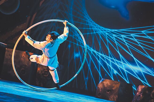 台中夏日马戏节将于8月24日至25日在文心森林公园与圆满户外剧场举行，文化局表示，重头戏《宇宙大冒险：夏夜魔幻派对》是全台首创的沉浸式太空马戏秀，图为精采演出片段。（台中市文化局提供／陈淑芬台中传真）