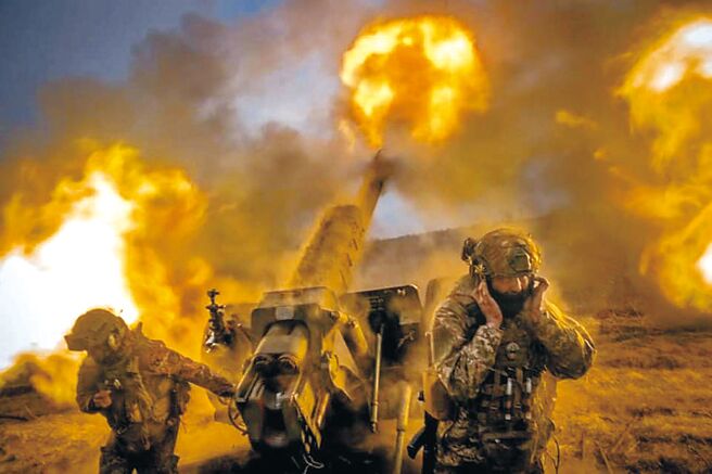 圖為烏軍以火炮反攻俄軍。（摘自烏克蘭國防部官網）