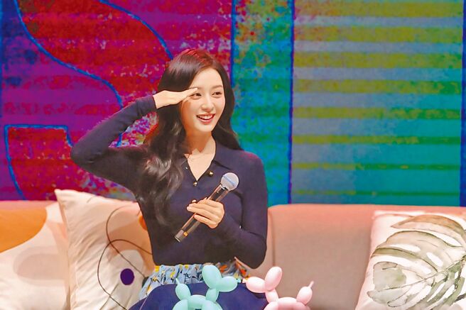 金智媛21日在台首度舉辦粉絲見面會，俏皮重現《太陽的後裔》中的敬禮姿勢。（鄧博仁攝）