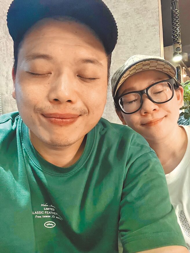 阿虎（左）首度曝光與老婆的正面同框照。（經紀人提供）