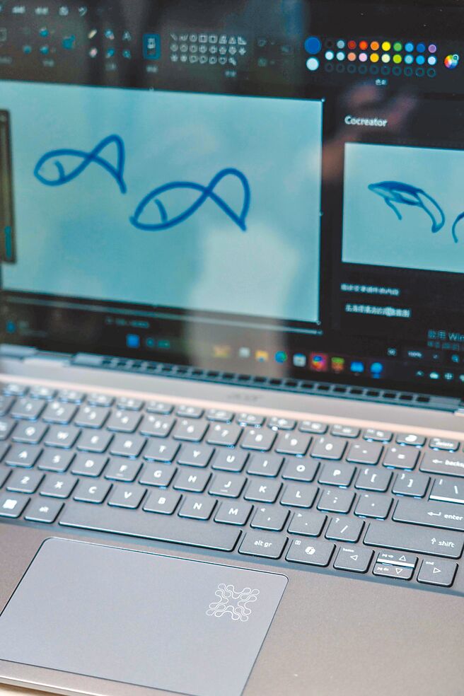 简单的涂鸦加上文字描述，「Cocreator」功能即可产出生动的图像，触控板上的活动指示灯会在运作过程发亮。（石智中摄）