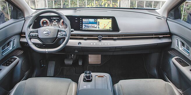 NISSAN ARIYA內裝風格精緻簡約、內斂不失豪華，儀表控台雙螢幕為S曲線設計，增加內裝整體協調質感。（陳大任攝）