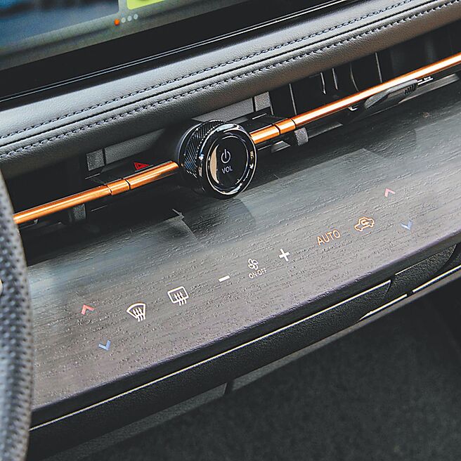 中控台木紋感知觸控面板可控制空調。（陳大任攝）