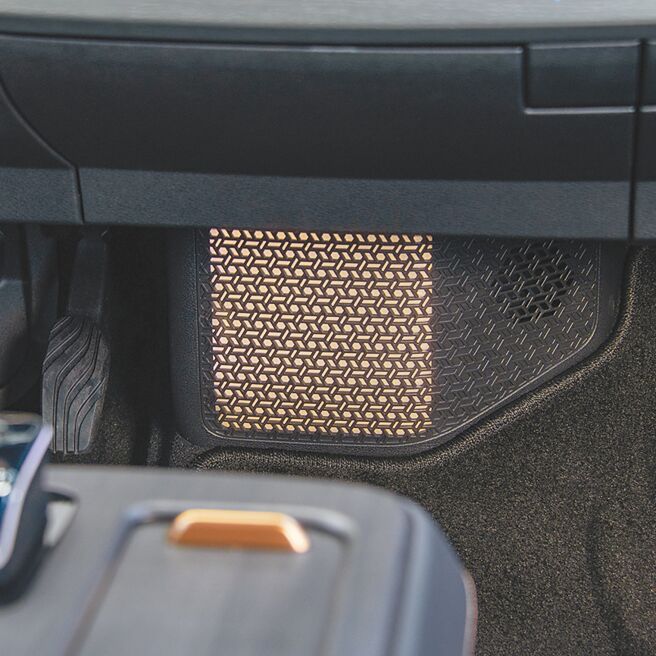 中控台下方日式行燈營造柔和氛圍。（陳大任攝）