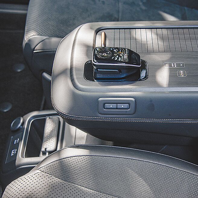 中央扶手具備電控前後滑移功能。（陳大任攝）