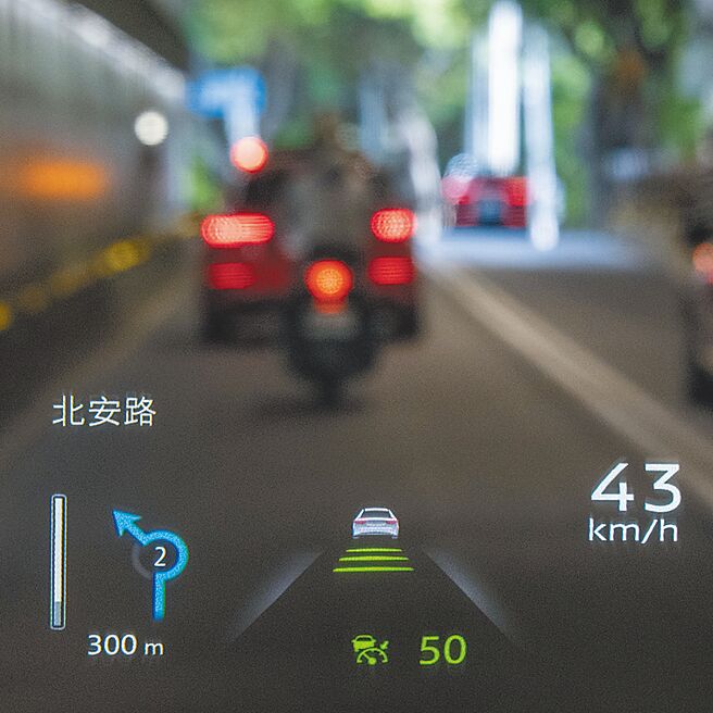 抬頭顯示器提供行車資訊及導航指引。（陳大任攝）