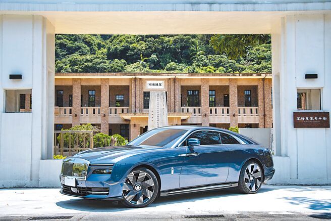 Rolls-Royce Spectre基本價格2268萬元，搭配台灣專屬套件後為2492萬6000元，試駕車額外加選多項升級配備，總價2860萬4000元。拍攝地點「基隆要塞司令部」，為1896年日軍在基隆設立的「基隆要塞指揮所」，現已經文化局完成古蹟修復交由民間營運。（陳大任攝）
