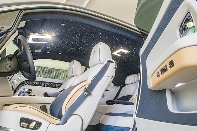 前開式車門附省力電控功能，方便上下車。（陳大任攝）