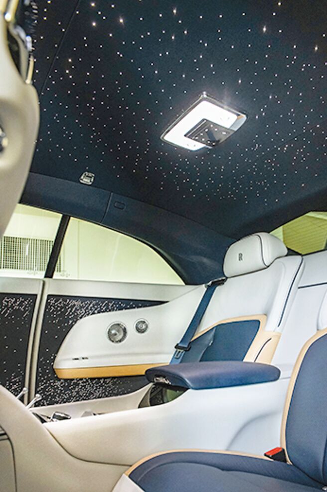 試駕車選配附閃爍流星功能的星空頂篷（選配價118.9萬元）。（陳大任攝）