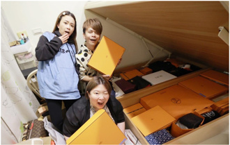 蔡阿嘎清空蘿拉辦公室竟找到「消失合約」 見1物傻眼：有在尊重？