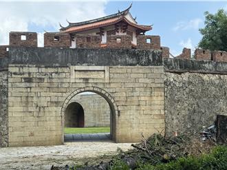 國定古蹟300年大南門城遭殃 移除染病南洋杉壓壞「雉堞」