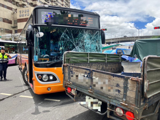 遭轉彎公車猛撞！小貨車車頭嚴重變形 司機雙腳骨折送醫